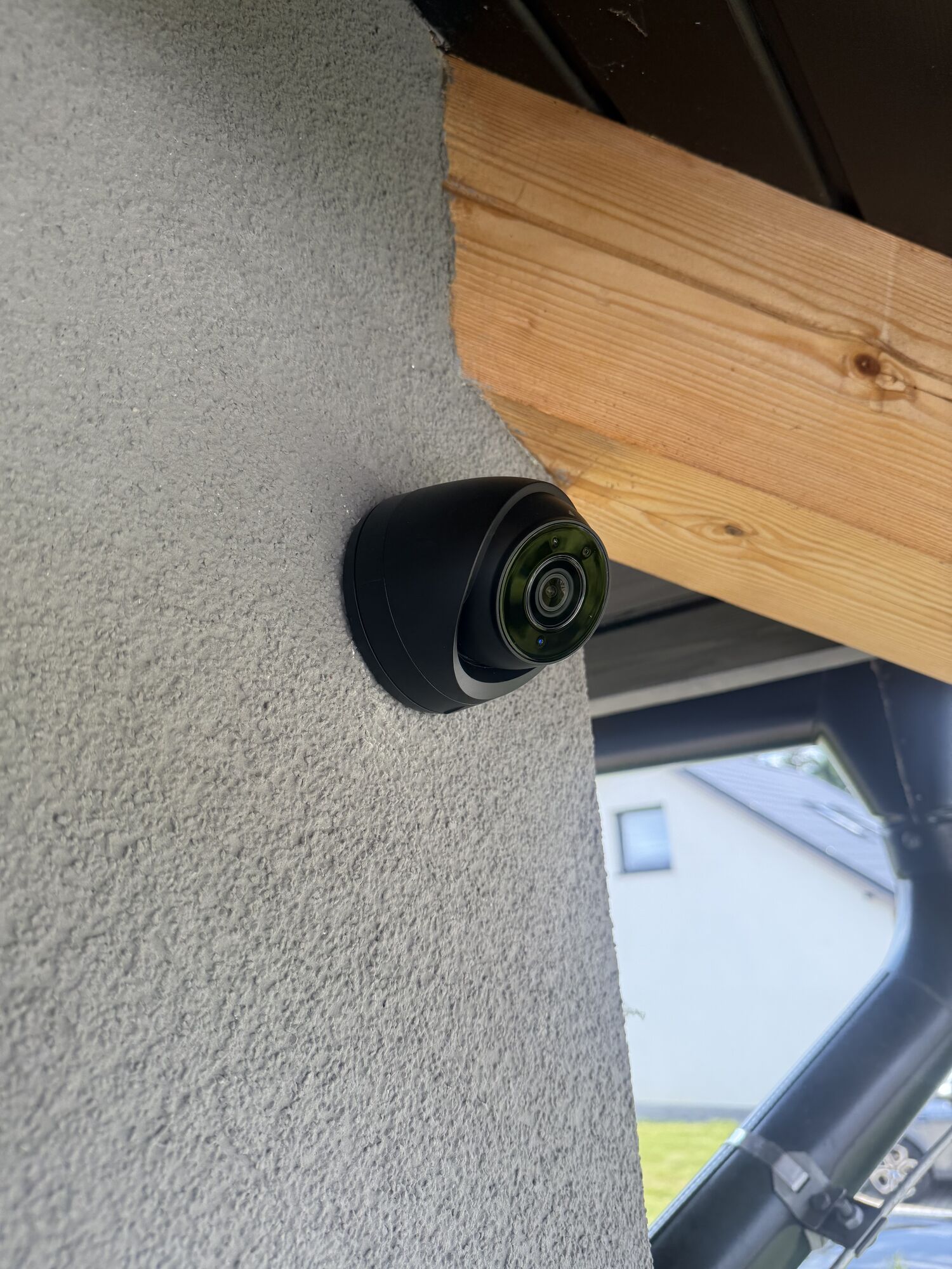 Venkovní dome kamera s nočním viděním namontovaná na fasádě rodinného domu ve Velkém Šenově