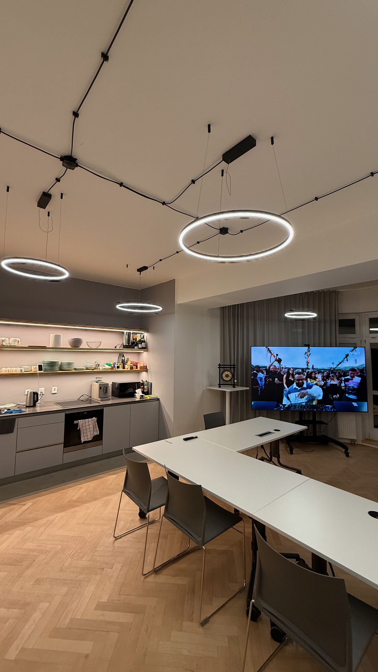 Designové kruhové LED osvětlení na lankovém systému v open space kancelářích MECH.cz